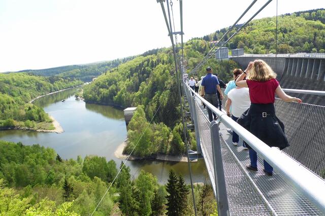Nun heißt es für die meisten Besucher festhalten, denn die Brücke schwingt leicht unter den Füßen.