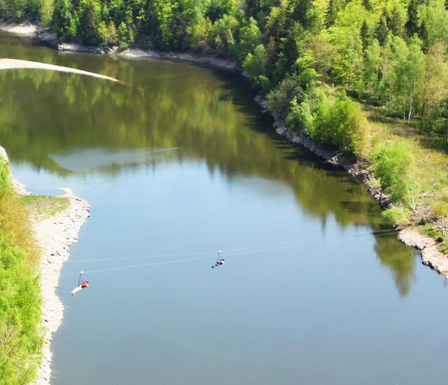 ...über den Stausee fliegen. Ein schnelles Vergnügen.