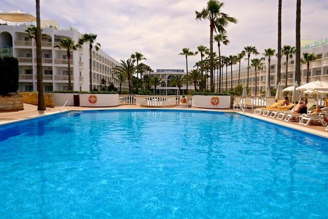 Pool und Hotel des Iberostar Albufera Playa