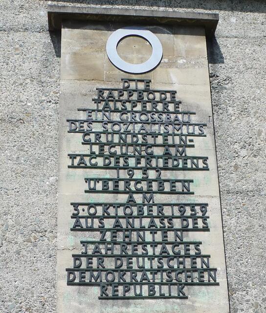 Eine Hinweistafel weist auf deren Entstehung zu DDR-Zeiten hin, nicht lange nach dem Krieg.