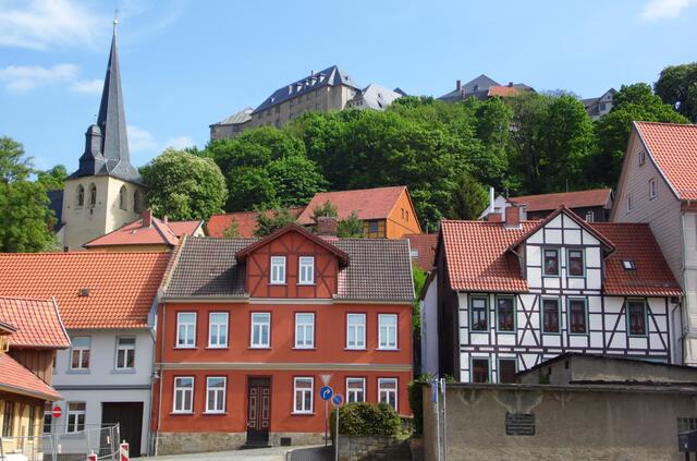 Auf der Hinfahrt besuchen wir die Stadt Blankenburg, am Fuß der Harzberge gelegen. Oben auf der Höhe das einstige Schloss der Welfen.