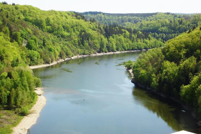 Per Seilrutsche kann man aus 110 Metern Höhe in rasender Fahrt...