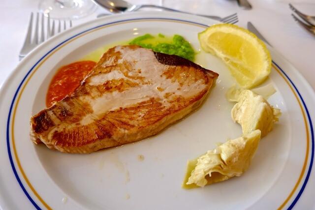 Eines der warmen Gerichte im Playa de Palma: Thunfischsteak an roter und grüner Mojo