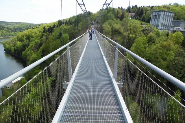 Doch wir erkunden an diesem Tag erstmal nur die Hängebrücke, und die ist spannend genug.