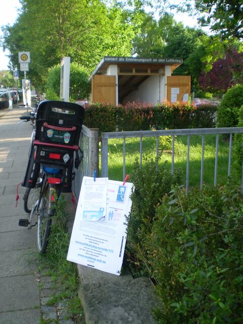 20. Mai 2017: Blick auf den Eingang zum Erdbunker für Schulkinder aus dem Jahr 1941 vor dem Schulmuseum Bremen