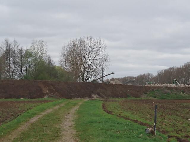 Der Rundweg um den Wietzesee ist nun durch diesen Erdwall versperrt. Dahinter ist das Kies- und Sandabbaugebiet erweitert worden.