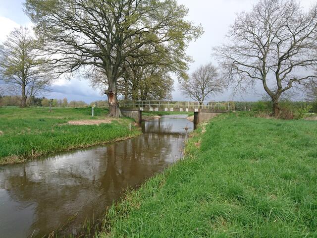 Wietzeidylle und typischer Aprilhimmel