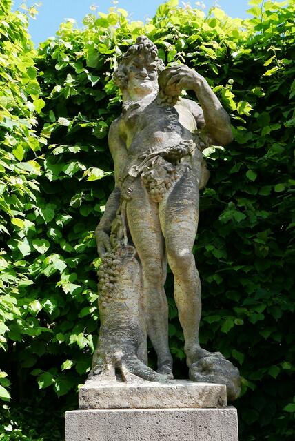 Skulptur im Garten des Rokokoschlosses