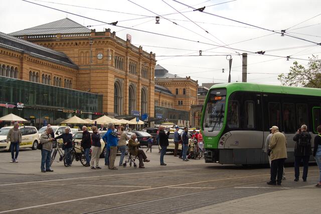 Mit dem "TW 3000" in Dreiertraktion verlässt das letzte schienengebundene Fahrzeug den Streckenabschnitt zwischen "Aegi" und Hauptbahnhof.