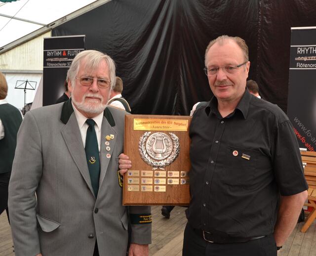Hermann Buchholz und Franz-Josef Kirse, Leiter des Flötenorchesters Rhythm & Flutes Ahlten