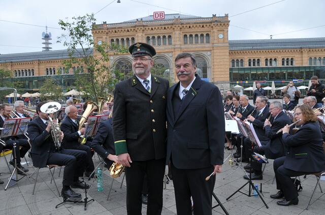 Üstra-Vorstand Willi-Lindenberg (l., in historischer Starßenbahner-Uniform) mit dem Dirigenten des Üstra-Blasorchesters.