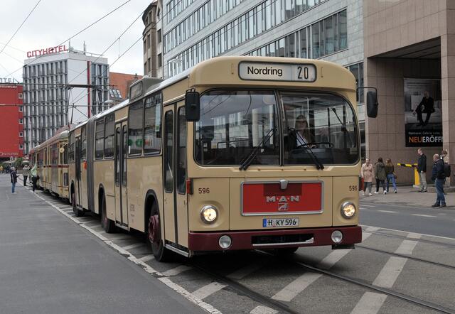 Auch alte Omnibusse waren dabei und weckten Erinnerungen an vergangene Tage.
