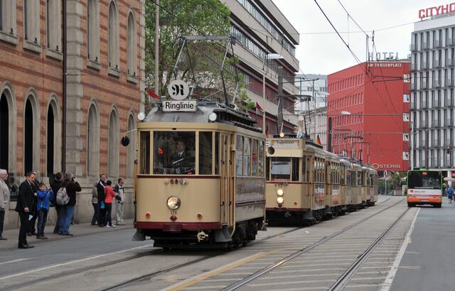 Hier warten schon die nächsten Bahnen auf ihren Einsatz bei der Parade.