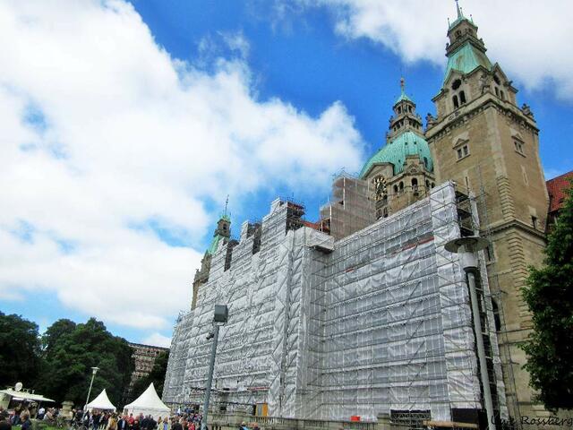 Die Rückseite Dss Neuen Rathauses  im "Christo-Gewand"