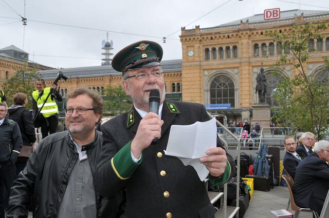Üstra-Vorstand Willi Lindenberg (am Mikrofon) gibt den Startschuß zur Straßenbahnparade.