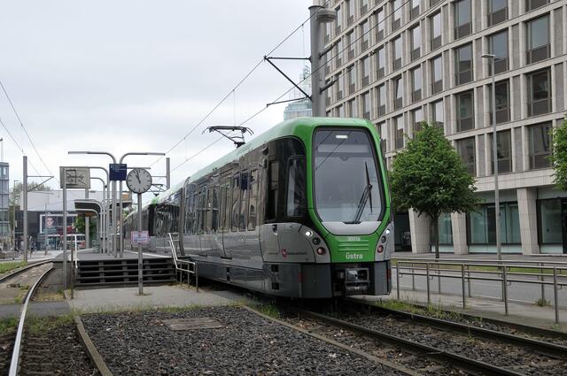 Die letzte Bahn an der Station Aegi: der neueste Fahrzeugtyp der Üstra - der TW 3000 - wartet auf seinen Einsatz bei der Straßenbahn-Parade.