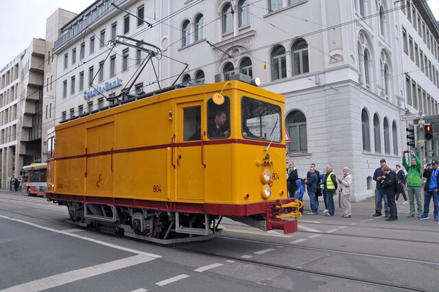 Dieses noch als Arbeitswagen eingesetztes Fahrzeug stammt aus der Ära des Güterverkehrs.