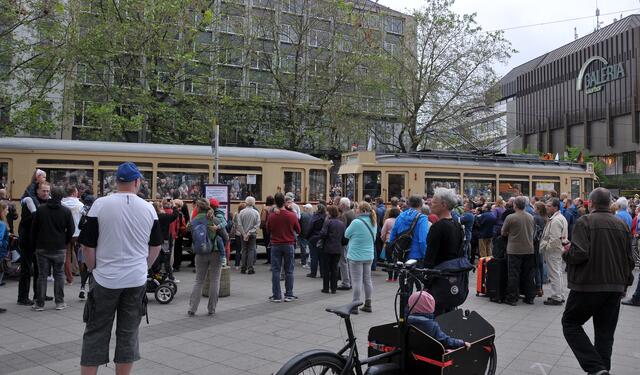 Die Straßenbahnzüge waren dicht umlagert.