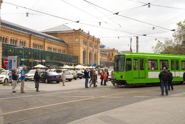 Die aller letzte "Linie 10" verlässt den Ernst-August-Platz, wenn auch nicht im Liniendienst und mit falscher Kennung.