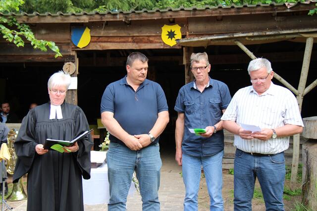 Fürbitten, gelesen von Pfarrerin Birgit Basteck, Hartmut Schröder (stellvertretender Vorsitzender), Wilfried Herwig (Schützenkönig) und Gerhard Drunk (Vorsitzender, von links).