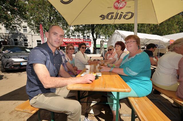 An dne Biergarten-Garnituren konnten es sich die Döhrener gut gehen lassen. Rechts vorn: Vizebürgermeisterin Claudia Meier.