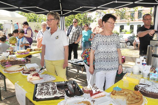 Die Frauen der beiden Karnevalsgesellschaften schenkten Kaffee aus und verkauften Kuchen.