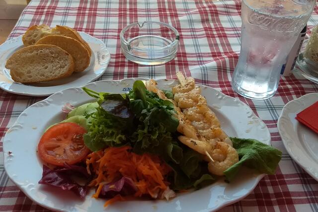 Mittagszeit - ich wählte einen Salat mit Krabbenspießen, wollte als Nachtisch noch ein Stück Torte