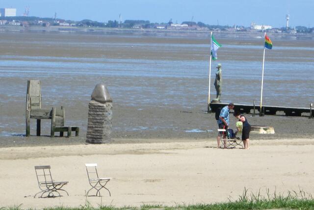 Die drei Skulpturen am Badestrand bei dem Kurhaus Dangast auf einen Blick: "Kaiserstuhl", "Der Phallus" und "Die Jade".