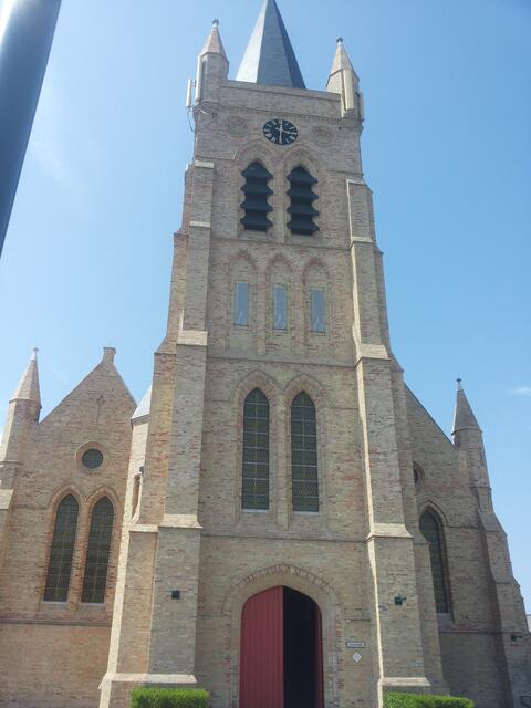 Wunderbare hell durchflutete Kirche in Westende