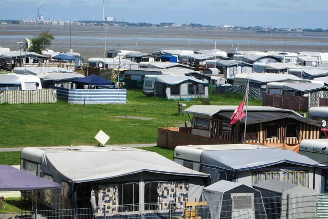 Der Campingplatz Rennweide Dangast mit Blick auf Wilhelmshaven (8 Meter 70 üNN.).