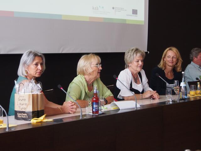 Karin Ulrich, Christa Jordan, Margit Däubler und Doris Baumgartl im Sitzungssaal des Rathauses.