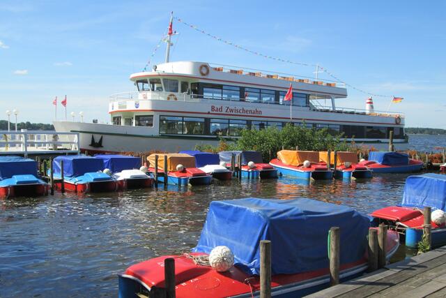 Schiffsanlegestelle mit Tretboothafen am Bad Zwischenahner Meer.