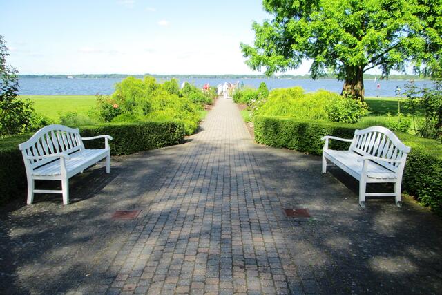 Frühling im Kurpark von Bad Zwischenahn, hier der Blick vom Alten Kurhaus.
