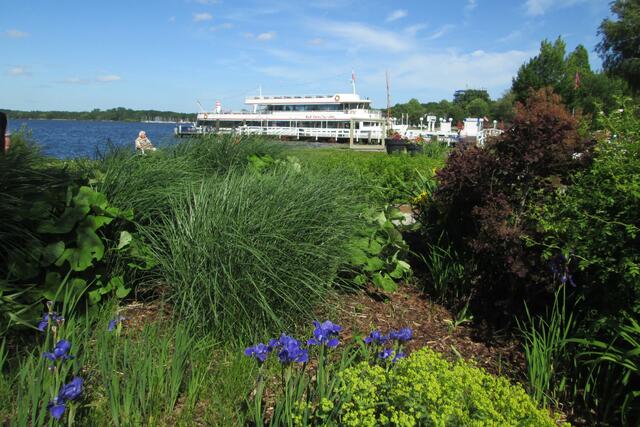 Blick aus dem Kurpark zur Schiffsanlegestelle.