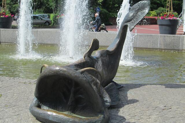 Auf dem  Marktplatz von Bad Zwischenahn erinnert ein vier Meter langes Bronzekunstwerk an die Legende vom Riesenwels. Am 26. April 1979 tauchte er aus der Tiefe des Zwischenahner Meeres auf und war schnell in den Schlagzeilen. Eine Zeitung behauptete gar, dass er einen Hund bei lebendigem Leibe verschluckt habe. Die Bild-Zeitung musste die Gegendarstellung des angeblichen Dackelbesitzers drucken, der erklärte, er habe niemals einen Dackel gehabt und habe nur zeigen wollen, wie blöd BILD sei.