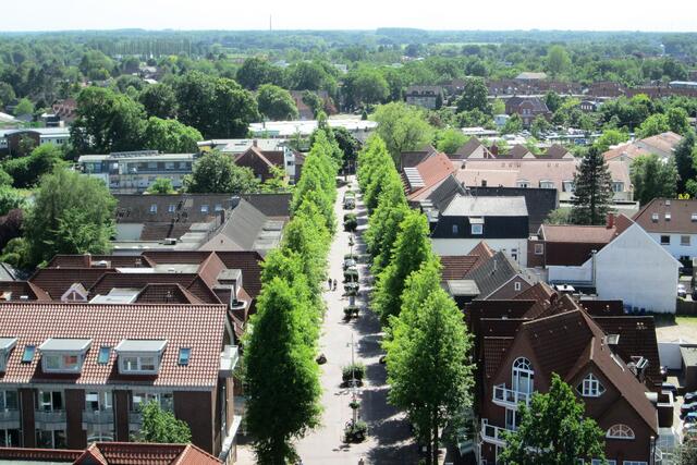 Blick vom Turm auf die Bahnhofstraße, an deren Ende der Bahnhof zu erkennen ist.