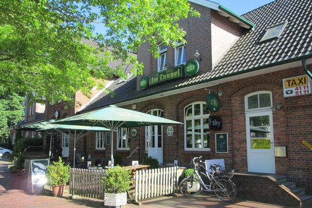 Cafe & Kneipe Am Tunnel, direkt am Bahnhof.
