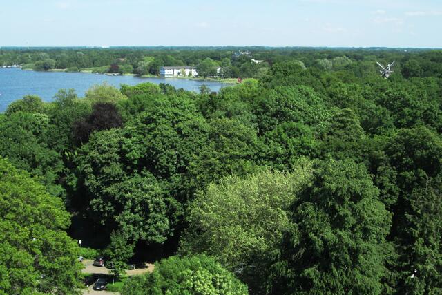 Blick über den Kurpark, rechts die Holländermühle.