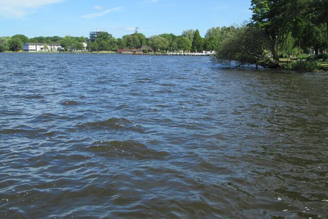 Blick von der Seebrücke auf den Wellengang im Bad Zwischenahner Meer.