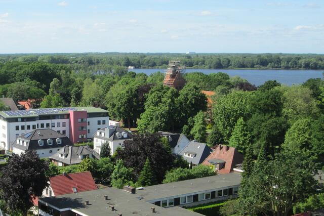 Aussicht vom Wasserturm auf das Rathaus und die St.-Johannes-Kirche.