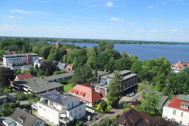 Blick zum Rathaus und der St.-Johannes-Kirche.