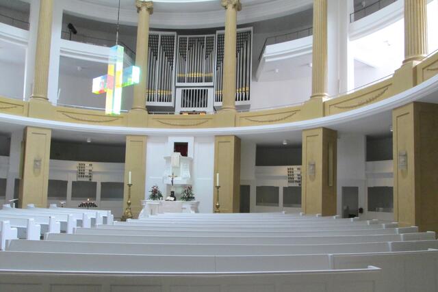 Blick auf Altar, Kanzel und Orgel von St. Lamberti.
