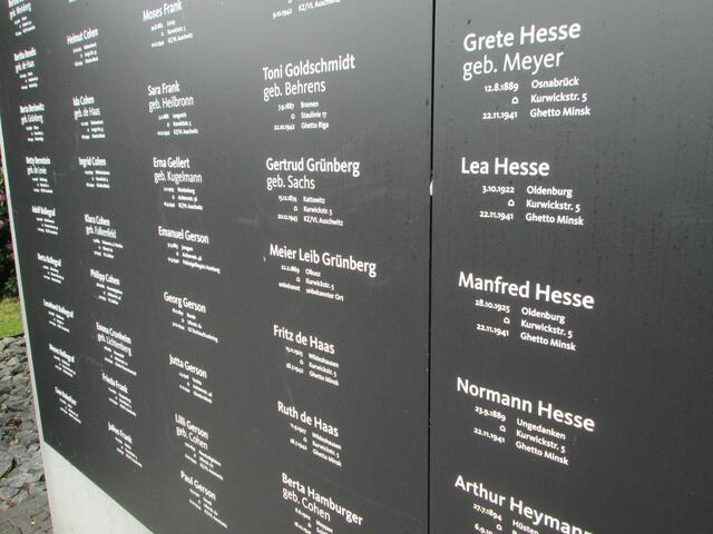 Rechts sind die Familienmitglieder von Normann Hesse aus Ungedanken aufgeführt. Normann wurde am 23.09.1889 als Sohn von Riekchen (geb. Biermann) und des Handelsmanns Moses Hesse geboren. Das Dorf hatte eine Synagoge und ist heute ein südwestlich gelegener Stadtteil von Fritzlar im Schwalm-Eder-Kreis. 1885 waren dort 14,4 % der Einwohner jüdischen Glaubens.