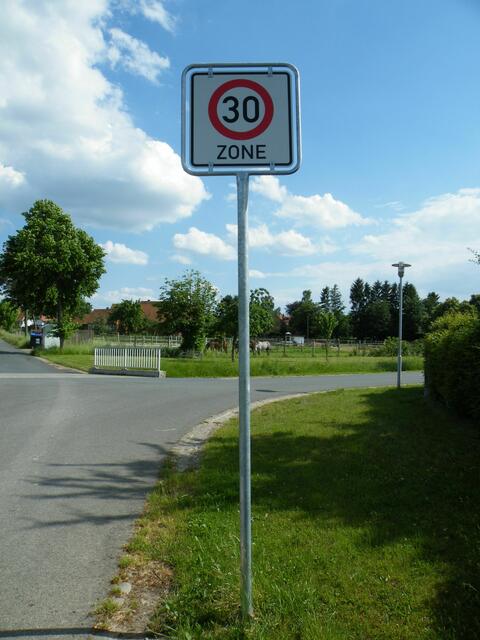 4. Einfahrt in die 30-Zone (Dorf) an der Leftjestraße/Dorfstraße - vom privaten Realverbandsweg aus dem Eldagser Gewerbegebiet kommend. (Im Dorfe auch "HAGUMA" genannt).