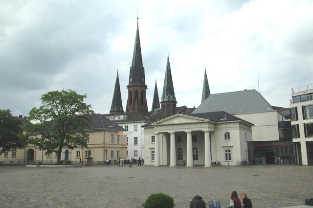 Der Schlossplatz, von dem aus fünf Türme von St. Lamberti hinter der Torwache zu sehen sind.