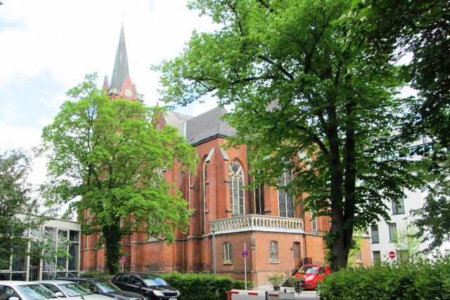 St. Peter ist einen neugotische, dreischiffige Backsteinkirche. Der ursprünglich 75 Meter hohe Turm wurde nach dem Einsturz vom 13.11.1972 (Orkan Quimburga) neu gestaltet und um 14 Meter verkürzt.