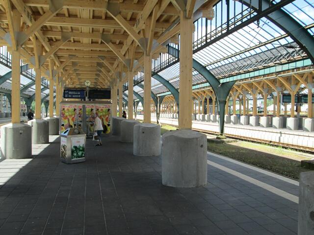 In Oldenburg am Bahnsteig zu den Gleisen 5 und 6.