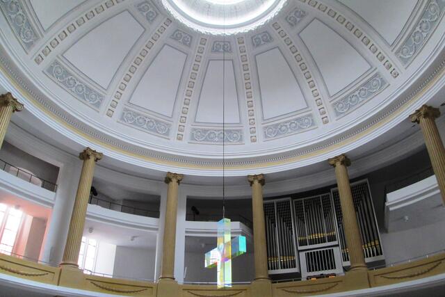 Stuckierte Lichtkuppel und Orgel in St. Lamberti.