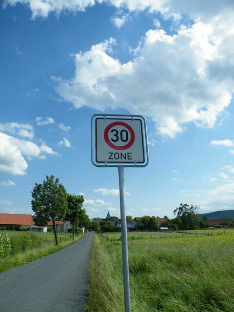 2. Einfahrt in die 30-Zone (Dorf) am Friedhof - wohlgemerkt - vom privaten Realverbandsweg (Feldweg)!