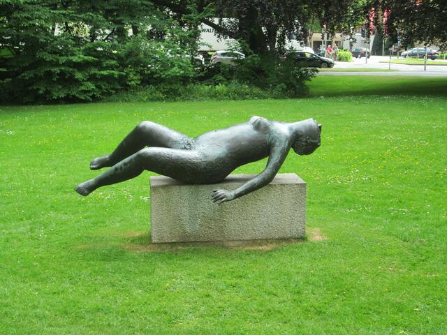 Bronzeguss Große Danae von Gustav Seitz (1967/68) am Schloss. Auch gut eingefangen von Rainer Schwenke: https://www.myheimat.de/oldenburg-oldenburg/natur/farbe-es-wird-herbst-d2450381.html https://www.myheimat.de/oldenburg-oldenburg/freizeit/ist-das-gemuetlich-d2410577.html